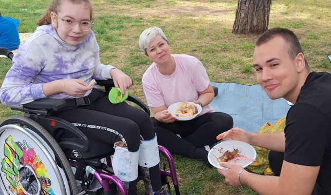 Il ruolo della famiglia nella CAA: analisi del supporto familiare nell'adozione e utilizzo degli strumenti, con consigli pratici per genitori e caregiver